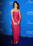 th_63279_Selena_Gomez_-_UNICEF_Ball_Honoring_Jerry_Weintraub_in_Beverly_Hills_-_December_10_2009_038_122_495lo.jpg