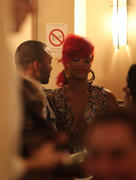 th_79608_RihannaChateaubriandRestaurantParis6.10.2010_30_122_75lo.jpg
