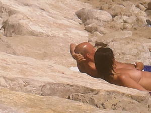 donna-sulla-spiaggia-facendo-topless-2013-a3e7ihclod.jpg