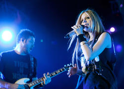 http://img194.imagevenue.com/loc223/th_430265777_50701_avril_lavigne_performing_live_in_moscow_9_121_122_223lo.jpg