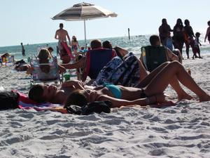 Sexy-Girls-On-The-Beach-Candids-2013-w301fjqmt7.jpg