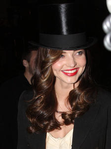 http://img194.imagevenue.com/loc475/th_993893110_KL8C77D0FG_Miranda_Kerr_Miranda_Kerr_Halloween_Party_XujSnk09pXzl_122_475lo.jpg