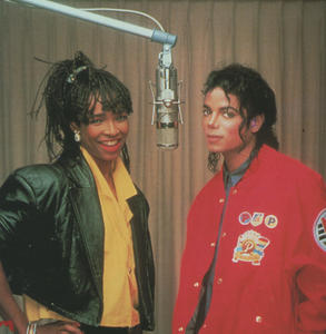 http://img194.imagevenue.com/loc506/th_487247942_MJJUNDERGROUND0_122_506lo.jpg